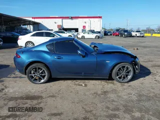 2020 Mazda MX-5 Miata Grand Touring z VIN JM1NDAM75L0412507, wystawiony jako IAAI lot #41573544 z przebiegiem Nie podano mil oraz . Historia ofert i sprzedaży dostępna na DreamBid. Obrazek 13.