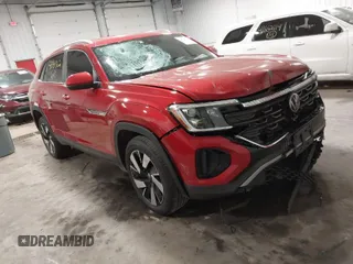 2024 Volkswagen Atlas SE z VIN 1V2HE2CA6RC221830, wystawiony jako IAAI lot #41691362 z przebiegiem 28 755 mil mil oraz . Historia ofert i sprzedaży dostępna na DreamBid. Obrazek 1.