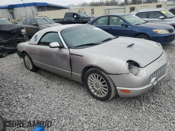 2004 Ford Thunderbird Deluxe z VIN 1FAHP60A84Y104551, wystawiony jako Copart lot #49170085 z przebiegiem 159 696 mil mil oraz Szkoda całkowita • Salvage title. Historia ofert i sprzedaży dostępna na DreamBid. Obrazek 4.