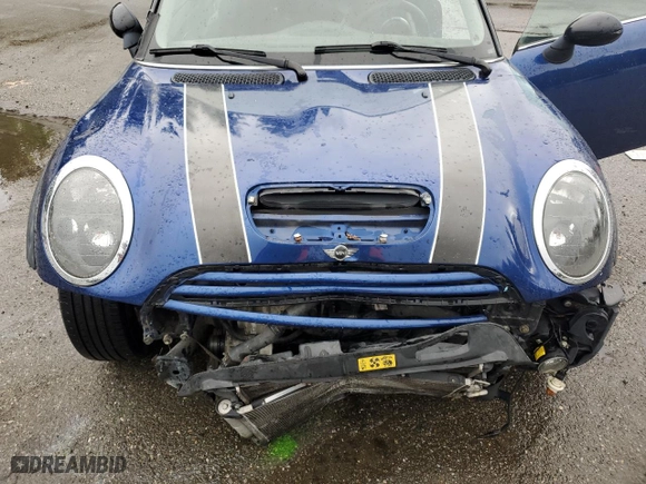 2004 MINI Cooper Hardtop S with VIN WMWRE33434TD88211, listed as a Copart auction lot 52199975 with 0 mi miles and Clean Title. Bid and sale history available at carsss.com. Image 12.