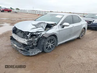 2022 Toyota Camry SE z VIN 4T1G11AK4NU690560, wystawiony jako IAAI lot #42183738 z przebiegiem 53 706 mil mil oraz . Historia ofert i sprzedaży dostępna na DreamBid. Obrazek 18.