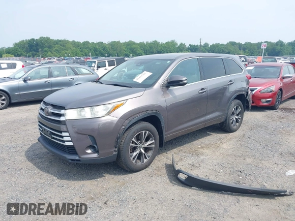 2018 Toyota Highlander LE z VIN 5TDBZRFH3JS841728, wystawiony jako IAAI lot #42424705 z przebiegiem 93 473 mil mil oraz . Historia ofert i sprzedaży dostępna na DreamBid. Obrazek 17.