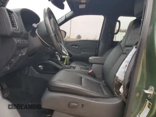 2022 Nissan Frontier Pro-4X z VIN 1N6ED1EKXNN602213, wystawiony jako Copart lot #56967775 z przebiegiem 32 937 mil mil oraz Szkody całkowita. Historia ofert i sprzedaży dostępna na DreamBid. Obrazek 7.