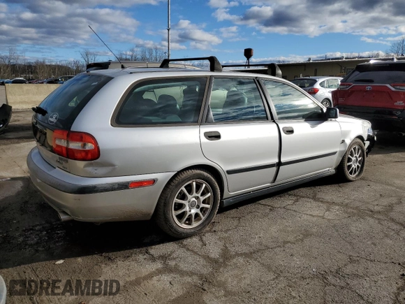 2001 Volvo V40 z VIN YV1VW29581F738166, wystawiony jako Copart lot #86166264 z przebiegiem 83 518 mil mil oraz Tytuł czysty. Historia ofert i sprzedaży dostępna na DreamBid. Obrazek 3.