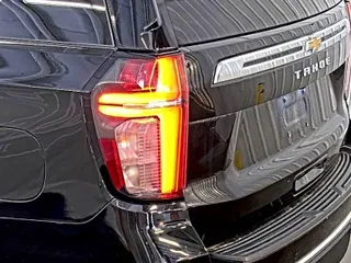 2022 Chevrolet Tahoe LS z VIN 1GNSKMKD7NR129745, wystawiony jako IAAI lot #42566236 z przebiegiem 95 126 mil mil oraz . Historia ofert i sprzedaży dostępna na DreamBid. Obrazek 14.
