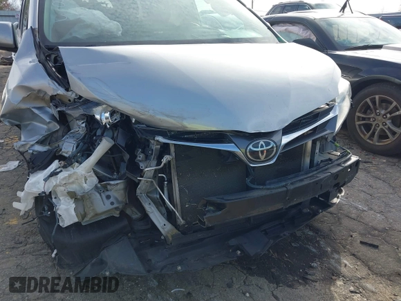 2019 Toyota Sienna XLE Auto Access Seat with VIN 5TDYZ3DC5KS011283, listed as a IAAI auction lot 41569183 with 140,456 mi miles. Bid and sale history available at carsss.com. Image 6.