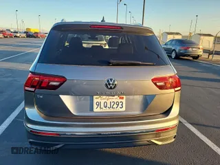 2024 Volkswagen Tiguan SE z VIN 3VV3B7AX0RM107010, wystawiony jako IAAI lot #42845198 z przebiegiem 22 903 mil mil oraz . Historia ofert i sprzedaży dostępna na DreamBid. Obrazek 32.