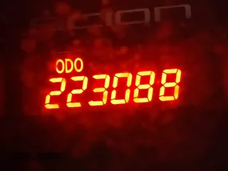 2013 Scion tC z VIN JTKJF5C72D3063378, wystawiony jako IAAI lot #42131820 z przebiegiem 223 088 mil mil oraz . Historia ofert i sprzedaży dostępna na DreamBid. Obrazek 16.
