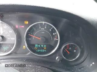 2013 Jeep Wrangler Unlimited Sport z VIN 1C4HJWDG3DL697226, wystawiony jako IAAI lot #42053059 z przebiegiem 134 504 mil mil oraz . Historia ofert i sprzedaży dostępna na DreamBid. Obrazek 15.
