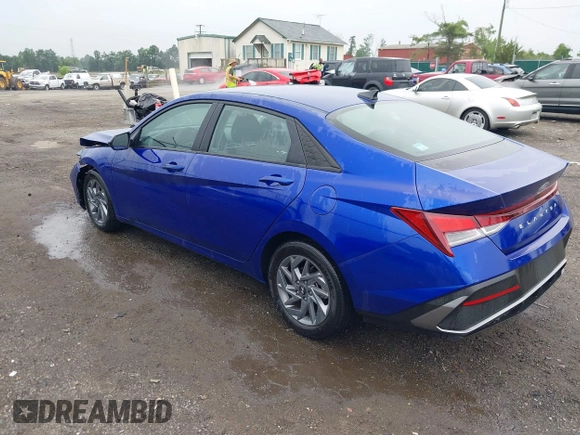 2024 Hyundai Elantra SEL z VIN KMHLM4DG2RU749447, wystawiony jako IAAI lot #42603791 z przebiegiem 9 904 mil mil oraz . Historia ofert i sprzedaży dostępna na DreamBid. Obrazek 3.