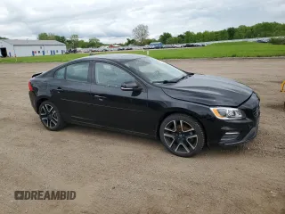 2018 Volvo S60 Dynamic z VIN YV126MFL8J2456490, wystawiony jako Copart lot #56557475 z przebiegiem 70 224 mil mil oraz Szkoda całkowita • Salvage title. Historia ofert i sprzedaży dostępna na DreamBid. Obrazek 4.