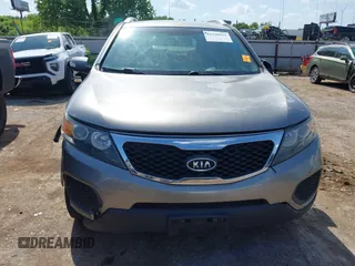 2013 Kia Sorento LX z VIN 5XYKTDA24DG349430, wystawiony jako IAAI lot #42549811 z przebiegiem 204 664 mil mil oraz . Historia ofert i sprzedaży dostępna na DreamBid. Obrazek 13.