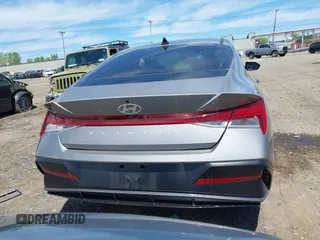 2024 Hyundai Elantra SEL z VIN KMHLS4DG3RU836490, wystawiony jako IAAI lot #42309437 z przebiegiem 7 679 mil mil oraz . Historia ofert i sprzedaży dostępna na DreamBid. Obrazek 16.