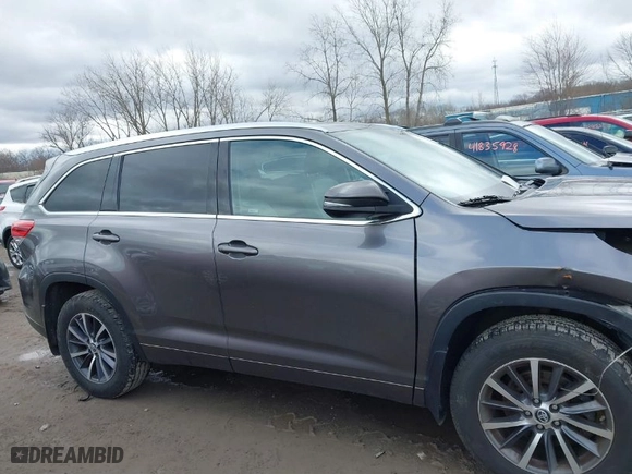 2018 Toyota Highlander SE with VIN 5TDJZRFH1JS871340, listed as a IAAI auction lot 41822102 with 60,020 mi miles. Bid and sale history available at carsss.com. Image 14.