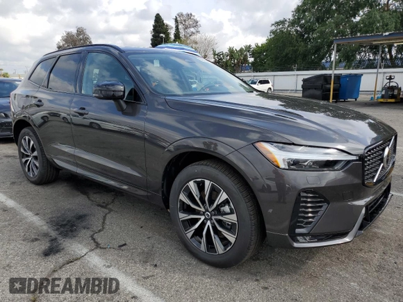 2025 Volvo XC60 Core z VIN YV4M12RJ9S1053702, wystawiony jako Copart lot #51468455 z przebiegiem Nie podano mil oraz Szkoda całkowita • Salvage title. Historia ofert i sprzedaży dostępna na DreamBid. Obrazek 4.