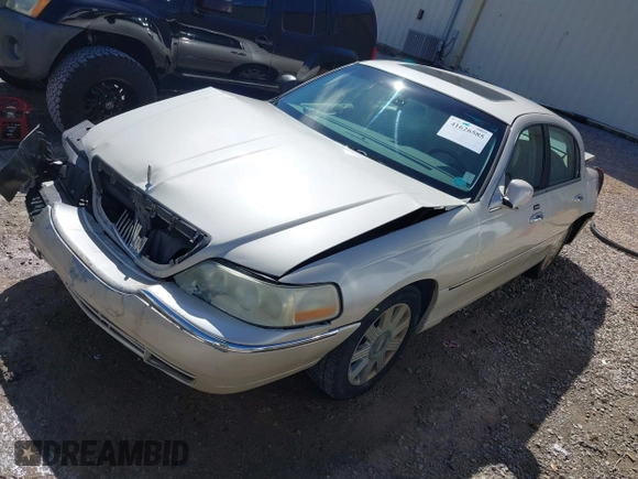 2003 Lincoln Town Car Cartier z VIN 1LNHM83W03Y643441, wystawiony jako IAAI lot #41626585 z przebiegiem 130 785 mil mil oraz . Historia ofert i sprzedaży dostępna na DreamBid. Obrazek 2.