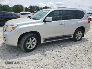 2010 Lexus GX 460 z VIN JTJBM7FX5A5002855, wystawiony jako Copart lot #56566485 z przebiegiem 202 709 mil mil oraz Szkoda całkowita • Salvage title. Historia ofert i sprzedaży dostępna na DreamBid. Obrazek 1.