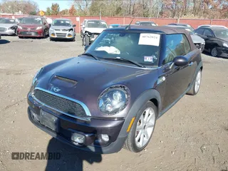 2013 MINI Convertible S z VIN WMWZP3C56DT705074, wystawiony jako IAAI lot #40762024 z przebiegiem 57 685 mil mil oraz . Historia ofert i sprzedaży dostępna na DreamBid. Obrazek 18.