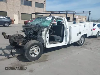 1999 Chevrolet Silverado 2500 z VIN 1GBGC24U2XE246595, wystawiony jako IAAI lot #41865596 z przebiegiem Nie podano mil oraz . Historia ofert i sprzedaży dostępna na DreamBid. Obrazek 2.