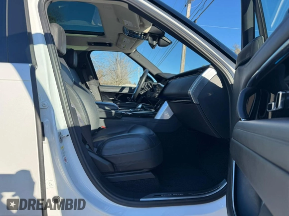2023 Land Rover Range Rover SE z VIN SALKPBFU8PA009035, wystawiony jako Copart lot #46797635 z przebiegiem 37 025 mil mil oraz Czysty tytuł • Clean title. Historia ofert i sprzedaży dostępna na DreamBid. Obrazek 5.