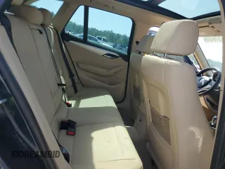 2013 BMW X1 28i z VIN WBAVM1C59DVW41709, wystawiony jako Copart lot #57316485 z przebiegiem 115 563 mil mil oraz Tytuł czysty. Historia ofert i sprzedaży dostępna na DreamBid. Obrazek 11.