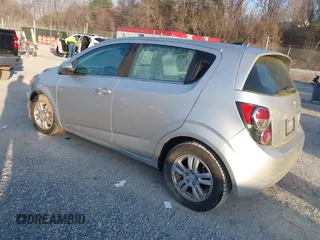 2012 Chevrolet Sonic LT z VIN 1G1JD6SB5C4179006, wystawiony jako IAAI lot #41785200 z przebiegiem 241 164 mil mil oraz . Historia ofert i sprzedaży dostępna na DreamBid. Obrazek 3.