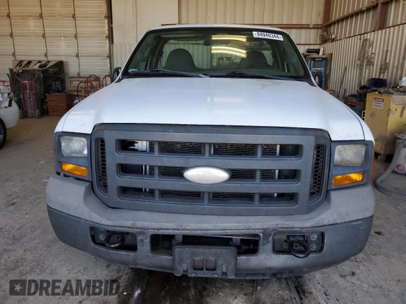 2005 Ford F-250 XL z VIN 1FTNF20545EB79620, wystawiony jako Copart lot #84940344 z przebiegiem 209 677 mil mil oraz Szkoda całkowita • Salvage title. Historia ofert i sprzedaży dostępna na DreamBid. Obrazek 5.