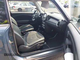 2010 MINI Hardtop z VIN WMWMF3C57ATZ61622, wystawiony jako IAAI lot #42467602 z przebiegiem 94 937 mil mil oraz . Historia ofert i sprzedaży dostępna na DreamBid. Obrazek 5.