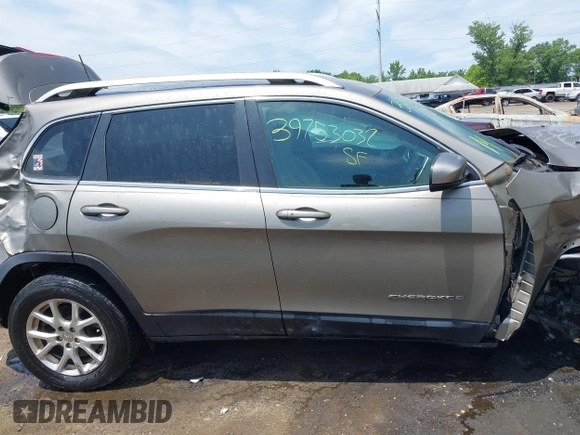2016 Jeep Cherokee Latitude with VIN 1C4PJMCS3GW251912, listed as a IAAI auction lot 39753032 with 59,401 mi miles. Bid and sale history available at carsss.com. Image 13.