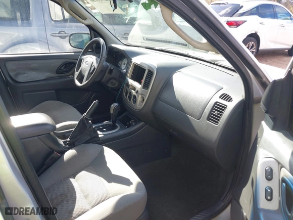 2006 Ford Escape XLT with VIN 1FMYU03176KB00200, listed as a IAAI auction lot 40928186 with 211,864 mi miles. Bid and sale history available at carsss.com. Image 5.