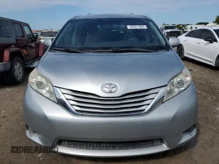 2015 Toyota Sienna LE AAS z VIN 5TDKK3DC1FS678805, wystawiony jako Copart lot #56421605 z przebiegiem 80 435 mil mil oraz Szkoda całkowita • Salvage title. Historia ofert i sprzedaży dostępna na DreamBid. Obrazek 5.