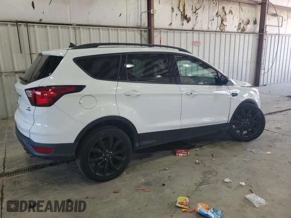 2019 Ford Escape SE z VIN 1FMCU9GD3KUA68315, wystawiony jako Copart lot #56362675 z przebiegiem 158 657 mil mil oraz Czysty tytuł • Clean title. Historia ofert i sprzedaży dostępna na DreamBid. Obrazek 3.