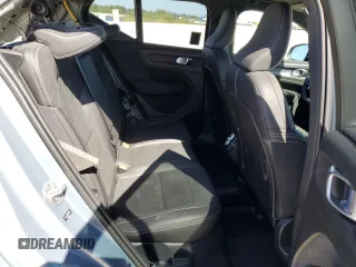 2022 Volvo XC40 R-Design z VIN YV4AC2HM4N2789180, wystawiony jako Copart lot #39333823 z przebiegiem 527 mil mil oraz . Historia ofert i sprzedaży dostępna na DreamBid. Obrazek 10.