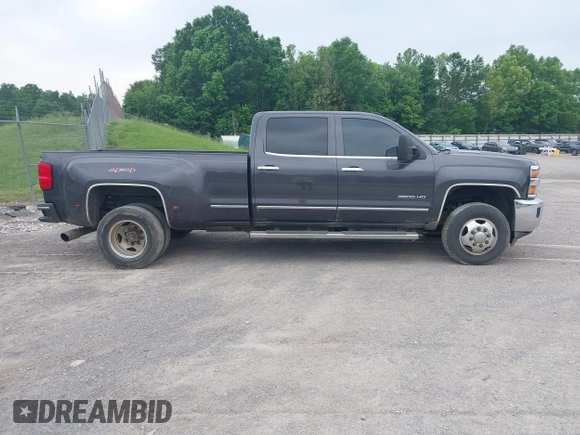 2015 Chevrolet Silverado 3500HD LTZ z VIN 1GC4K0C85FF127359, wystawiony jako IAAI lot #42252408 z przebiegiem 273 905 mil mil oraz . Historia ofert i sprzedaży dostępna na DreamBid. Obrazek 14.