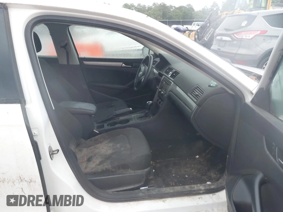 2014 Volkswagen Passat S z VIN 1VWAP7A39EC024253, wystawiony jako IAAI lot #42400664 z przebiegiem 151 628 mil mil oraz . Historia ofert i sprzedaży dostępna na DreamBid. Obrazek 5.