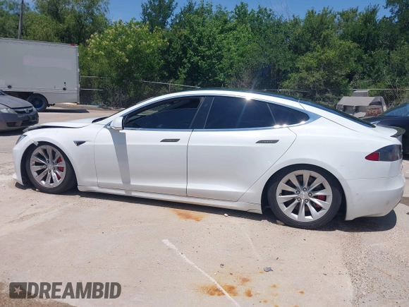 2018 Tesla Model S 75D z VIN 5YJSA1E25JF245269, wystawiony jako IAAI lot #42335263 z przebiegiem 56 086 mil mil oraz . Historia ofert i sprzedaży dostępna na DreamBid. Obrazek 14.