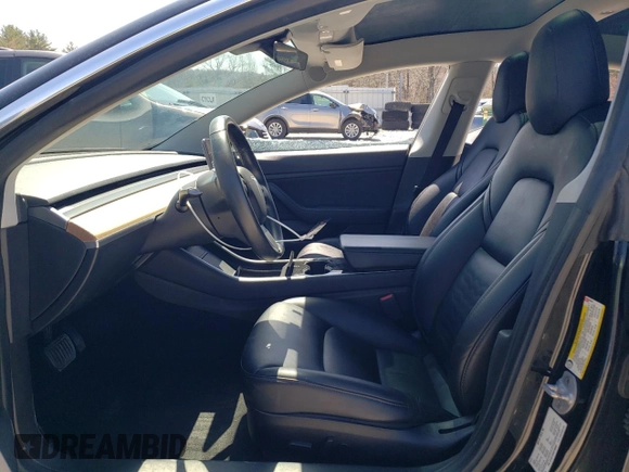 2019 Tesla Model 3 Mid Range z VIN 5YJ3E1EA6KF306887, wystawiony jako Copart lot #52401625 z przebiegiem 105 948 mil mil oraz Szkody całkowita. Historia ofert i sprzedaży dostępna na DreamBid. Obrazek 7.