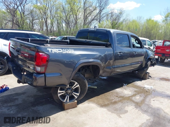 2018 Toyota Tacoma SR5 z VIN 3TMDZ5BN0JM051283, wystawiony jako IAAI lot #42008928 z przebiegiem 106 155 mil mil oraz . Historia ofert i sprzedaży dostępna na DreamBid. Obrazek 4.