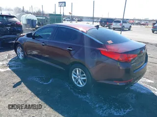 2013 Kia Optima LX z VIN 5XXGM4A7XDG241462, wystawiony jako IAAI lot #41774969 z przebiegiem 151 819 mil mil oraz . Historia ofert i sprzedaży dostępna na DreamBid. Obrazek 3.