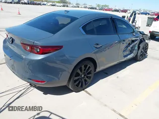 2022 Mazda 3 2.5 Turbo z VIN 3MZBPBAY8NM308426, wystawiony jako IAAI lot #41808563 z przebiegiem 44 693 mil mil oraz . Historia ofert i sprzedaży dostępna na DreamBid. Obrazek 4.
