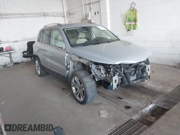 2013 Volkswagen Tiguan SEL z VIN WVGBV7AX2DW557134, wystawiony jako IAAI lot #42431396 z przebiegiem 160 692 mil mil oraz . Historia ofert i sprzedaży dostępna na DreamBid. Obrazek 1.