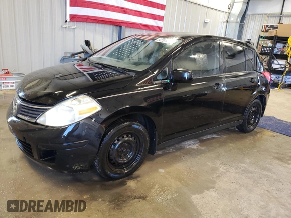 2008 Nissan Versa S z VIN 3N1BC13E48L363352, wystawiony jako Copart lot #50591665 z przebiegiem 204 311 mil mil oraz Szkoda całkowita • Salvage title. Historia ofert i sprzedaży dostępna na DreamBid. Obrazek 1.