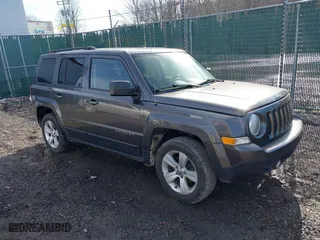 2016 Jeep Patriot Latitude with VIN 1C4NJRFB9GD647161, listed as a IAAI auction lot 41661333 with 135,849 mi miles. Bid and sale history available at carsss.com. Image 1.