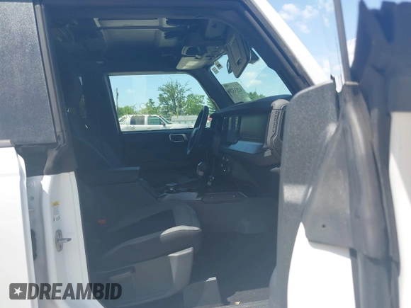 2025 Ford Bronco Big Bend z VIN 1FMDE7BH3SLA43579, wystawiony jako IAAI lot #42533206 z przebiegiem 2 958 mil mil oraz . Historia ofert i sprzedaży dostępna na DreamBid. Obrazek 5.