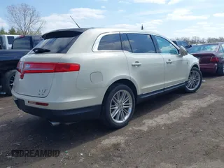 2014 Lincoln MKT EcoBoost z VIN 2LMHJ5AT0EBL56623, wystawiony jako IAAI lot #41940920 z przebiegiem 138 911 mil mil oraz . Historia ofert i sprzedaży dostępna na DreamBid. Obrazek 4.