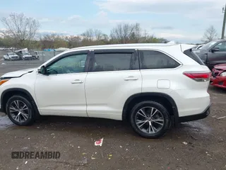 2016 Toyota Highlander XLE z VIN 5TDJKRFH4GS323202, wystawiony jako IAAI lot #42026959 z przebiegiem 135 430 mil mil oraz . Historia ofert i sprzedaży dostępna na DreamBid. Obrazek 14.