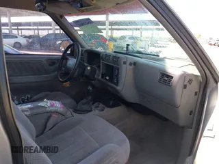1997 Chevrolet Blazer LS z VIN 1GNDT13W0V2186110, wystawiony jako IAAI lot #42422561 z przebiegiem 233 189 mil mil oraz . Historia ofert i sprzedaży dostępna na DreamBid. Obrazek 5.
