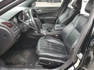 2014 Chrysler 300 S z VIN 2C3CCAGG1EH297607, wystawiony jako Copart lot #56889285 z przebiegiem 136 485 mil mil oraz Szkoda całkowita • Salvage title. Historia ofert i sprzedaży dostępna na DreamBid. Obrazek 7.