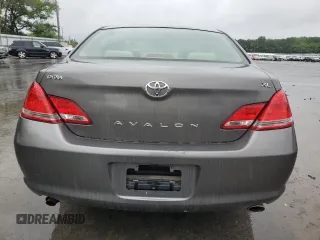 2005 Toyota Avalon XL z VIN 4T1BK36BX5U017137, wystawiony jako Copart lot #57623495 z przebiegiem 130 875 mil mil oraz Szkoda całkowita • Salvage title. Historia ofert i sprzedaży dostępna na DreamBid. Obrazek 6.