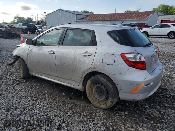 2009 Toyota Matrix S с VIN 2T1LE40E89C003801, выставлен на аукционе Copart как лот 56510195 с пробегом 179 987 миль миль и Списание • Salvage title. История ставок и продаж доступна на DreamBid. Изображение 2.